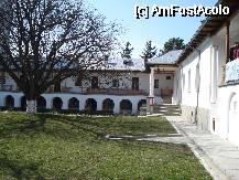 [P19] Manastirea Cernica - in dreapta , la etaj, un grup de enoriasi asteapta binecuvantarea unui calugar » foto by Diaura*
 - 
<span class="allrVoted glyphicon glyphicon-heart hidden" id="av58148"></span>
<a class="m-l-10 hidden" id="sv58148" onclick="voting_Foto_DelVot(,58148,10204)" role="button">șterge vot <span class="glyphicon glyphicon-remove"></span></a>
<a id="v958148" class=" c-red"  onclick="voting_Foto_SetVot(58148)" role="button"><span class="glyphicon glyphicon-heart-empty"></span> <b>LIKE</b> = Votează poza</a> <img class="hidden"  id="f58148W9" src="/imagini/loader.gif" border="0" /><span class="AjErrMes hidden" id="e58148ErM"></span>