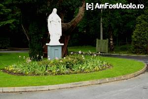 [P50] Kylemore - în stânga rondului este stația pentru microbuzul de legătură către Grădinile Victoriene, le voi spune de acum Victorian Gardens - sună mai office.  » foto by le_maitre
 - 
<span class="allrVoted glyphicon glyphicon-heart hidden" id="av512648"></span>
<a class="m-l-10 hidden" id="sv512648" onclick="voting_Foto_DelVot(,512648,10242)" role="button">șterge vot <span class="glyphicon glyphicon-remove"></span></a>
<a id="v9512648" class=" c-red"  onclick="voting_Foto_SetVot(512648)" role="button"><span class="glyphicon glyphicon-heart-empty"></span> <b>LIKE</b> = Votează poza</a> <img class="hidden"  id="f512648W9" src="/imagini/loader.gif" border="0" /><span class="AjErrMes hidden" id="e512648ErM"></span>