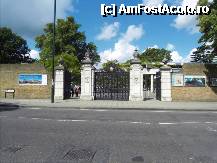 [P04] Sunt mai multe intrari la Kew Gardens. Mai exista o intrare numita 'Main Gate', parca anumit sa deruteze. Victoria Gate insa, este intrarea principala. » foto by TraianS
 - 
<span class="allrVoted glyphicon glyphicon-heart hidden" id="av222785"></span>
<a class="m-l-10 hidden" id="sv222785" onclick="voting_Foto_DelVot(,222785,10282)" role="button">șterge vot <span class="glyphicon glyphicon-remove"></span></a>
<a id="v9222785" class=" c-red"  onclick="voting_Foto_SetVot(222785)" role="button"><span class="glyphicon glyphicon-heart-empty"></span> <b>LIKE</b> = Votează poza</a> <img class="hidden"  id="f222785W9" src="/imagini/loader.gif" border="0" /><span class="AjErrMes hidden" id="e222785ErM"></span>
