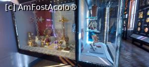 [P17] 17. Galeria este  cu vitrine pline cu odoare bisericești. » foto by msnd
 - 
<span class="allrVoted glyphicon glyphicon-heart hidden" id="av1414328"></span>
<a class="m-l-10 hidden" id="sv1414328" onclick="voting_Foto_DelVot(,1414328,10282)" role="button">șterge vot <span class="glyphicon glyphicon-remove"></span></a>
<a id="v91414328" class=" c-red"  onclick="voting_Foto_SetVot(1414328)" role="button"><span class="glyphicon glyphicon-heart-empty"></span> <b>LIKE</b> = Votează poza</a> <img class="hidden"  id="f1414328W9" src="/imagini/loader.gif" border="0" /><span class="AjErrMes hidden" id="e1414328ErM"></span>
