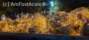 [P55] 29. Bolovanii parcului sunt - și ei - îmbrăcați cu plase de beculețe.  » foto by doinafil
 - 
<span class="allrVoted glyphicon glyphicon-heart hidden" id="av1402345"></span>
<a class="m-l-10 hidden" id="sv1402345" onclick="voting_Foto_DelVot(,1402345,10344)" role="button">șterge vot <span class="glyphicon glyphicon-remove"></span></a>
<a id="v91402345" class=" c-red"  onclick="voting_Foto_SetVot(1402345)" role="button"><span class="glyphicon glyphicon-heart-empty"></span> <b>LIKE</b> = Votează poza</a> <img class="hidden"  id="f1402345W9" src="/imagini/loader.gif" border="0" /><span class="AjErrMes hidden" id="e1402345ErM"></span>
