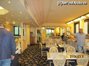 [P15] restaurant spatios dar foarte putini oameni la micul dejun probbail gradul de ocupare nu era foate ridicat in acea perioada » foto by indiralisa_26
 - 
<span class="allrVoted glyphicon glyphicon-heart hidden" id="av641621"></span>
<a class="m-l-10 hidden" id="sv641621" onclick="voting_Foto_DelVot(,641621,10350)" role="button">șterge vot <span class="glyphicon glyphicon-remove"></span></a>
<a id="v9641621" class=" c-red"  onclick="voting_Foto_SetVot(641621)" role="button"><span class="glyphicon glyphicon-heart-empty"></span> <b>LIKE</b> = Votează poza</a> <img class="hidden"  id="f641621W9" src="/imagini/loader.gif" border="0" /><span class="AjErrMes hidden" id="e641621ErM"></span>