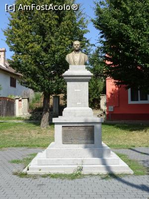 [P07] Bustul notarului Nicolae Hențiu - Săliște.  » foto by tata123 🔱
 - 
<span class="allrVoted glyphicon glyphicon-heart hidden" id="av906603"></span>
<a class="m-l-10 hidden" id="sv906603" onclick="voting_Foto_DelVot(,906603,10358)" role="button">șterge vot <span class="glyphicon glyphicon-remove"></span></a>
<a id="v9906603" class=" c-red"  onclick="voting_Foto_SetVot(906603)" role="button"><span class="glyphicon glyphicon-heart-empty"></span> <b>LIKE</b> = Votează poza</a> <img class="hidden"  id="f906603W9" src="/imagini/loader.gif" border="0" /><span class="AjErrMes hidden" id="e906603ErM"></span>