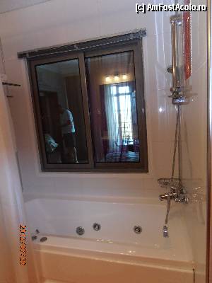 [P06] Phoenicia Express - cada cu jacuzzi si peretele care desparte baia de camera dotat cu geam culisant » foto by sunflower
 - 
<span class="allrVoted glyphicon glyphicon-heart hidden" id="av373350"></span>
<a class="m-l-10 hidden" id="sv373350" onclick="voting_Foto_DelVot(,373350,10365)" role="button">șterge vot <span class="glyphicon glyphicon-remove"></span></a>
<a id="v9373350" class=" c-red"  onclick="voting_Foto_SetVot(373350)" role="button"><span class="glyphicon glyphicon-heart-empty"></span> <b>LIKE</b> = Votează poza</a> <img class="hidden"  id="f373350W9" src="/imagini/loader.gif" border="0" /><span class="AjErrMes hidden" id="e373350ErM"></span>