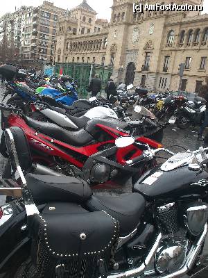 [P01] 'Concentratia' din Plaza Zorrilla, in fata Academiei de cavalerie.  » foto by alinaro
 - 
<span class="allrVoted glyphicon glyphicon-heart hidden" id="av407428"></span>
<a class="m-l-10 hidden" id="sv407428" onclick="voting_Foto_DelVot(,407428,10397)" role="button">șterge vot <span class="glyphicon glyphicon-remove"></span></a>
<a id="v9407428" class=" c-red"  onclick="voting_Foto_SetVot(407428)" role="button"><span class="glyphicon glyphicon-heart-empty"></span> <b>LIKE</b> = Votează poza</a> <img class="hidden"  id="f407428W9" src="/imagini/loader.gif" border="0" /><span class="AjErrMes hidden" id="e407428ErM"></span>