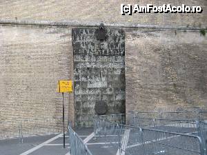 [P39] Poarta de intrare in Muzeele Vatican, acum inchisa.  » foto by vlado2
 - 
<span class="allrVoted glyphicon glyphicon-heart hidden" id="av485130"></span>
<a class="m-l-10 hidden" id="sv485130" onclick="voting_Foto_DelVot(,485130,10398)" role="button">șterge vot <span class="glyphicon glyphicon-remove"></span></a>
<a id="v9485130" class=" c-red"  onclick="voting_Foto_SetVot(485130)" role="button"><span class="glyphicon glyphicon-heart-empty"></span> <b>LIKE</b> = Votează poza</a> <img class="hidden"  id="f485130W9" src="/imagini/loader.gif" border="0" /><span class="AjErrMes hidden" id="e485130ErM"></span>