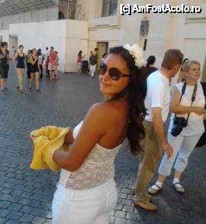 [P20] Asta este o poza din vara anului trecut. Am vrut sa explic mai bine restrictia de vestimentatie. Eu nu am avut voie sa intru asa, din fericire stiam asta de acasa asa ca mi-am adus o bluzita pe care am purtat-o cat am fost in biserica, afara nu mai este necesar.  » foto by asyral
 - 
<span class="allrVoted glyphicon glyphicon-heart hidden" id="av427681"></span>
<a class="m-l-10 hidden" id="sv427681" onclick="voting_Foto_DelVot(,427681,10398)" role="button">șterge vot <span class="glyphicon glyphicon-remove"></span></a>
<a id="v9427681" class=" c-red"  onclick="voting_Foto_SetVot(427681)" role="button"><span class="glyphicon glyphicon-heart-empty"></span> <b>LIKE</b> = Votează poza</a> <img class="hidden"  id="f427681W9" src="/imagini/loader.gif" border="0" /><span class="AjErrMes hidden" id="e427681ErM"></span>