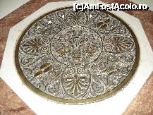 [P29] Italia - Vatican - stema Vaticanului pe un capac din bronz din Bazilica San Pietro » foto by Diaura*
 - 
<span class="allrVoted glyphicon glyphicon-heart hidden" id="av309514"></span>
<a class="m-l-10 hidden" id="sv309514" onclick="voting_Foto_DelVot(,309514,10398)" role="button">șterge vot <span class="glyphicon glyphicon-remove"></span></a>
<a id="v9309514" class=" c-red"  onclick="voting_Foto_SetVot(309514)" role="button"><span class="glyphicon glyphicon-heart-empty"></span> <b>LIKE</b> = Votează poza</a> <img class="hidden"  id="f309514W9" src="/imagini/loader.gif" border="0" /><span class="AjErrMes hidden" id="e309514ErM"></span>