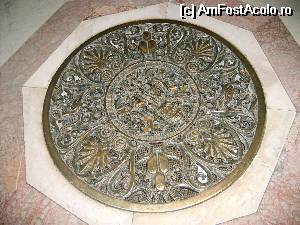 [P10] emblema Vaticanului... cle trei coroane reprezentand puterea papala in cer, pe pamant si sub pamant, cele doua chei simbloizand viata si moartea.  » foto by viorelpop
 - 
<span class="allrVoted glyphicon glyphicon-heart hidden" id="av533080"></span>
<a class="m-l-10 hidden" id="sv533080" onclick="voting_Foto_DelVot(,533080,10398)" role="button">șterge vot <span class="glyphicon glyphicon-remove"></span></a>
<a id="v9533080" class=" c-red"  onclick="voting_Foto_SetVot(533080)" role="button"><span class="glyphicon glyphicon-heart-empty"></span> <b>LIKE</b> = Votează poza</a> <img class="hidden"  id="f533080W9" src="/imagini/loader.gif" border="0" /><span class="AjErrMes hidden" id="e533080ErM"></span>
