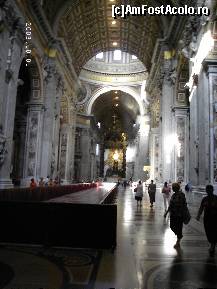 [P04] De la intrare, cei 200 de metri lungime ai Bazilicii San Pietro contribuie la senzaţia de imensitate pe care o ai privind de-a lungul naosului principal » foto by Costi
 - 
<span class="allrVoted glyphicon glyphicon-heart hidden" id="av48768"></span>
<a class="m-l-10 hidden" id="sv48768" onclick="voting_Foto_DelVot(,48768,10398)" role="button">șterge vot <span class="glyphicon glyphicon-remove"></span></a>
<a id="v948768" class=" c-red"  onclick="voting_Foto_SetVot(48768)" role="button"><span class="glyphicon glyphicon-heart-empty"></span> <b>LIKE</b> = Votează poza</a> <img class="hidden"  id="f48768W9" src="/imagini/loader.gif" border="0" /><span class="AjErrMes hidden" id="e48768ErM"></span>