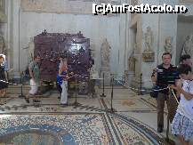 [P47] Sarcofagul din porfir roşu al împărătesei Elena, mama împăratului Constantin » foto by nickro
 - 
<span class="allrVoted glyphicon glyphicon-heart hidden" id="av226469"></span>
<a class="m-l-10 hidden" id="sv226469" onclick="voting_Foto_DelVot(,226469,10398)" role="button">șterge vot <span class="glyphicon glyphicon-remove"></span></a>
<a id="v9226469" class=" c-red"  onclick="voting_Foto_SetVot(226469)" role="button"><span class="glyphicon glyphicon-heart-empty"></span> <b>LIKE</b> = Votează poza</a> <img class="hidden"  id="f226469W9" src="/imagini/loader.gif" border="0" /><span class="AjErrMes hidden" id="e226469ErM"></span>