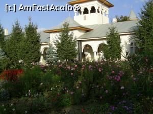 [P19] Mănăstirea Vladimirești - Flori și plante decorative în incintă. » foto by iulianic
 - 
<span class="allrVoted glyphicon glyphicon-heart hidden" id="av1210543"></span>
<a class="m-l-10 hidden" id="sv1210543" onclick="voting_Foto_DelVot(,1210543,10415)" role="button">șterge vot <span class="glyphicon glyphicon-remove"></span></a>
<a id="v91210543" class=" c-red"  onclick="voting_Foto_SetVot(1210543)" role="button"><span class="glyphicon glyphicon-heart-empty"></span> <b>LIKE</b> = Votează poza</a> <img class="hidden"  id="f1210543W9" src="/imagini/loader.gif" border="0" /><span class="AjErrMes hidden" id="e1210543ErM"></span>
