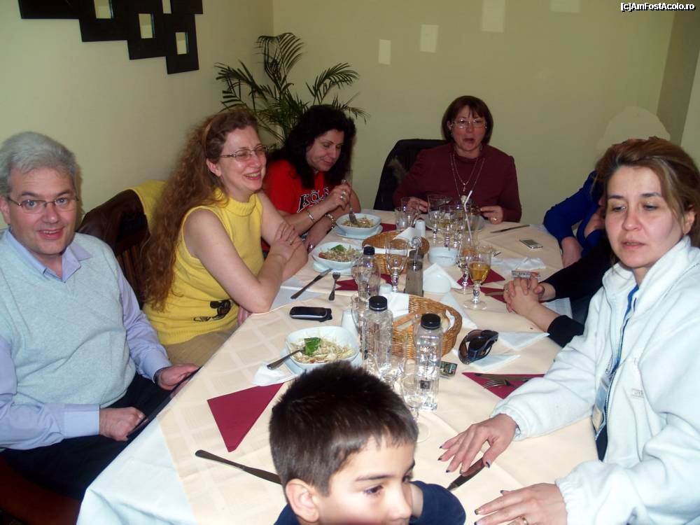 [P11] De la stanga la dreapta: familia Necula, ileanaxperta, amero si Arinuca cu flacaul ei » foto by pepsi70ro
 - 
<span class="allrVoted glyphicon glyphicon-heart hidden" id="av311800"></span>
<a class="m-l-10 hidden" id="sv311800" onclick="voting_Foto_DelVot(,311800,10418)" role="button">șterge vot <span class="glyphicon glyphicon-remove"></span></a>
<a id="v9311800" class=" c-red"  onclick="voting_Foto_SetVot(311800)" role="button"><span class="glyphicon glyphicon-heart-empty"></span> <b>LIKE</b> = Votează poza</a> <img class="hidden"  id="f311800W9" src="/imagini/loader.gif" border="0" /><span class="AjErrMes hidden" id="e311800ErM"></span>