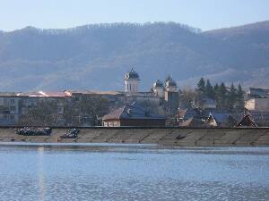 [P25] In plan indepartat:Biserica Sf. Petru si Pavel din Calimanesti » foto by bica adriana
 - 
<span class="allrVoted glyphicon glyphicon-heart hidden" id="av597312"></span>
<a class="m-l-10 hidden" id="sv597312" onclick="voting_Foto_DelVot(,597312,10421)" role="button">șterge vot <span class="glyphicon glyphicon-remove"></span></a>
<a id="v9597312" class=" c-red"  onclick="voting_Foto_SetVot(597312)" role="button"><span class="glyphicon glyphicon-heart-empty"></span> <b>LIKE</b> = Votează poza</a> <img class="hidden"  id="f597312W9" src="/imagini/loader.gif" border="0" /><span class="AjErrMes hidden" id="e597312ErM"></span>