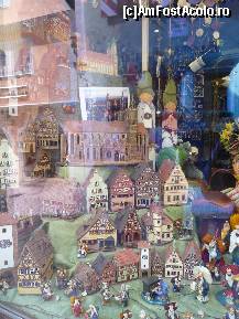 [P21] Vitrina unui magazin de suveniruri » foto by cryss27
 - 
<span class="allrVoted glyphicon glyphicon-heart hidden" id="av267555"></span>
<a class="m-l-10 hidden" id="sv267555" onclick="voting_Foto_DelVot(,267555,10426)" role="button">șterge vot <span class="glyphicon glyphicon-remove"></span></a>
<a id="v9267555" class=" c-red"  onclick="voting_Foto_SetVot(267555)" role="button"><span class="glyphicon glyphicon-heart-empty"></span> <b>LIKE</b> = Votează poza</a> <img class="hidden"  id="f267555W9" src="/imagini/loader.gif" border="0" /><span class="AjErrMes hidden" id="e267555ErM"></span>