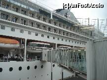 [P02] acum treceam pasarela acoperita pentru a urca pe vas. ne astepta personalul hotelier pentru a ne calauzi catre cabine » foto by a.sr*
 - 
<span class="allrVoted glyphicon glyphicon-heart hidden" id="av270575"></span>
<a class="m-l-10 hidden" id="sv270575" onclick="voting_Foto_DelVot(,270575,10493)" role="button">șterge vot <span class="glyphicon glyphicon-remove"></span></a>
<a id="v9270575" class=" c-red"  onclick="voting_Foto_SetVot(270575)" role="button"><span class="glyphicon glyphicon-heart-empty"></span> <b>LIKE</b> = Votează poza</a> <img class="hidden"  id="f270575W9" src="/imagini/loader.gif" border="0" /><span class="AjErrMes hidden" id="e270575ErM"></span>
