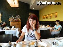 [P20] Fii-mea cu mutra de mare ganditoare matinala, in partea verde a restaurantului din hotelul Belair din Zurich » foto by ileanaxperta*
 - 
<span class="allrVoted glyphicon glyphicon-heart hidden" id="av270748"></span>
<a class="m-l-10 hidden" id="sv270748" onclick="voting_Foto_DelVot(,270748,10500)" role="button">șterge vot <span class="glyphicon glyphicon-remove"></span></a>
<a id="v9270748" class=" c-red"  onclick="voting_Foto_SetVot(270748)" role="button"><span class="glyphicon glyphicon-heart-empty"></span> <b>LIKE</b> = Votează poza</a> <img class="hidden"  id="f270748W9" src="/imagini/loader.gif" border="0" /><span class="AjErrMes hidden" id="e270748ErM"></span>
