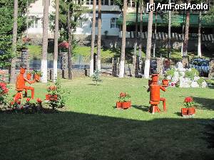 [P07] Aranjamentin partea din dreapta a pensiunii (vazut din spate cum iesi de la masa si zona cu foisor)  » foto by fra
 - 
<span class="allrVoted glyphicon glyphicon-heart hidden" id="av337798"></span>
<a class="m-l-10 hidden" id="sv337798" onclick="voting_Foto_DelVot(,337798,10529)" role="button">șterge vot <span class="glyphicon glyphicon-remove"></span></a>
<a id="v9337798" class=" c-red"  onclick="voting_Foto_SetVot(337798)" role="button"><span class="glyphicon glyphicon-heart-empty"></span> <b>LIKE</b> = Votează poza</a> <img class="hidden"  id="f337798W9" src="/imagini/loader.gif" border="0" /><span class="AjErrMes hidden" id="e337798ErM"></span>