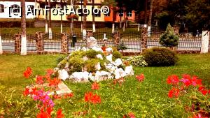 [P09] Covor de iarbă si flori în grădina pensiunii » foto by gettyy
 - 
<span class="allrVoted glyphicon glyphicon-heart hidden" id="av1104847"></span>
<a class="m-l-10 hidden" id="sv1104847" onclick="voting_Foto_DelVot(,1104847,10529)" role="button">șterge vot <span class="glyphicon glyphicon-remove"></span></a>
<a id="v91104847" class=" c-red"  onclick="voting_Foto_SetVot(1104847)" role="button"><span class="glyphicon glyphicon-heart-empty"></span> <b>LIKE</b> = Votează poza</a> <img class="hidden"  id="f1104847W9" src="/imagini/loader.gif" border="0" /><span class="AjErrMes hidden" id="e1104847ErM"></span>
