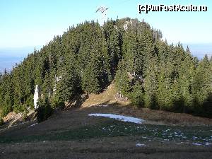 [P19] Vârful Ruia – ce mai bun punct de reper. În centrul imaginii se observă la marginea pădurii, crucea de unde începe poteca spre schit » foto by Claudiu U.
 - 
<span class="allrVoted glyphicon glyphicon-heart hidden" id="av587359"></span>
<a class="m-l-10 hidden" id="sv587359" onclick="voting_Foto_DelVot(,587359,10560)" role="button">șterge vot <span class="glyphicon glyphicon-remove"></span></a>
<a id="v9587359" class=" c-red"  onclick="voting_Foto_SetVot(587359)" role="button"><span class="glyphicon glyphicon-heart-empty"></span> <b>LIKE</b> = Votează poza</a> <img class="hidden"  id="f587359W9" src="/imagini/loader.gif" border="0" /><span class="AjErrMes hidden" id="e587359ErM"></span>
