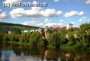 [P01] Orasul vazut de pe malul stang al raului Nahe. In fundal este dealul pe care se afla Monumentul Niederwald de langa Rudesheim » foto by Radu Tudoran
 - 
<span class="allrVoted glyphicon glyphicon-heart hidden" id="av914710"></span>
<a class="m-l-10 hidden" id="sv914710" onclick="voting_Foto_DelVot(,914710,10598)" role="button">șterge vot <span class="glyphicon glyphicon-remove"></span></a>
<a id="v9914710" class=" c-red"  onclick="voting_Foto_SetVot(914710)" role="button"><span class="glyphicon glyphicon-heart-empty"></span> <b>LIKE</b> = Votează poza</a> <img class="hidden"  id="f914710W9" src="/imagini/loader.gif" border="0" /><span class="AjErrMes hidden" id="e914710ErM"></span>