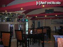 [P01] Ambianță mixtă, oarecum comună locantelor din orașele mici - sala funcționaează în acleași timp ca restaurant, ca bar și ca eventual ring de dans. » foto by Qvadratvus
 - 
<span class="allrVoted glyphicon glyphicon-heart hidden" id="av276729"></span>
<a class="m-l-10 hidden" id="sv276729" onclick="voting_Foto_DelVot(,276729,10620)" role="button">șterge vot <span class="glyphicon glyphicon-remove"></span></a>
<a id="v9276729" class=" c-red"  onclick="voting_Foto_SetVot(276729)" role="button"><span class="glyphicon glyphicon-heart-empty"></span> <b>LIKE</b> = Votează poza</a> <img class="hidden"  id="f276729W9" src="/imagini/loader.gif" border="0" /><span class="AjErrMes hidden" id="e276729ErM"></span>