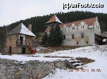 P05 [DEC-2011] Castelul din Lăzarea (Depresiunea Giurgeului)- Aici spre nord-vest am senzaţia că a fost corpul principal, recte  reşedinţa nobiliară. Mi-ar fi plăcut să fi fost muzeograful ca să pot să privesc din turn.