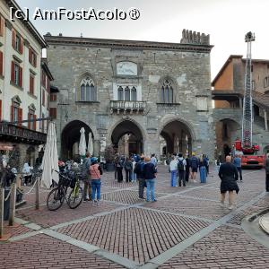 [P33] Bergamo, Città Alta, Piazza Vecchia, Palazzo della Ragione » foto by mprofeanu
 - 
<span class="allrVoted glyphicon glyphicon-heart hidden" id="av1462801"></span>
<a class="m-l-10 hidden" id="sv1462801" onclick="voting_Foto_DelVot(,1462801,10639)" role="button">șterge vot <span class="glyphicon glyphicon-remove"></span></a>
<a id="v91462801" class=" c-red"  onclick="voting_Foto_SetVot(1462801)" role="button"><span class="glyphicon glyphicon-heart-empty"></span> <b>LIKE</b> = Votează poza</a> <img class="hidden"  id="f1462801W9" src="/imagini/loader.gif" border="0" /><span class="AjErrMes hidden" id="e1462801ErM"></span>