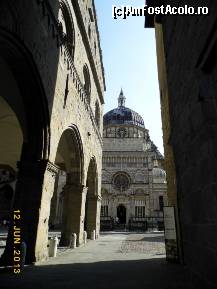 [P27] În faţă Capela Colleoni, adiacentă Basilicii Santa Maria Maggiore, în stânga arcele aferente Palazzo della Ragione » foto by ariciu*
 - 
<span class="allrVoted glyphicon glyphicon-heart hidden" id="av428465"></span>
<a class="m-l-10 hidden" id="sv428465" onclick="voting_Foto_DelVot(,428465,10639)" role="button">șterge vot <span class="glyphicon glyphicon-remove"></span></a>
<a id="v9428465" class=" c-red"  onclick="voting_Foto_SetVot(428465)" role="button"><span class="glyphicon glyphicon-heart-empty"></span> <b>LIKE</b> = Votează poza</a> <img class="hidden"  id="f428465W9" src="/imagini/loader.gif" border="0" /><span class="AjErrMes hidden" id="e428465ErM"></span>