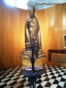 [P36] Statuia din bronz masiv care îl reprezintă pe Papa Ioan al XXIII-lea, iar în spate sicriul de lemn » foto by ariciu*
 - 
<span class="allrVoted glyphicon glyphicon-heart hidden" id="av428474"></span>
<a class="m-l-10 hidden" id="sv428474" onclick="voting_Foto_DelVot(,428474,10639)" role="button">șterge vot <span class="glyphicon glyphicon-remove"></span></a>
<a id="v9428474" class=" c-red"  onclick="voting_Foto_SetVot(428474)" role="button"><span class="glyphicon glyphicon-heart-empty"></span> <b>LIKE</b> = Votează poza</a> <img class="hidden"  id="f428474W9" src="/imagini/loader.gif" border="0" /><span class="AjErrMes hidden" id="e428474ErM"></span>