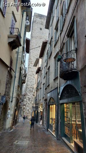 [P18] O străduță din Citta Alta; în fundal, Torre Gombito » foto by Carmen Ion
 - 
<span class="allrVoted glyphicon glyphicon-heart hidden" id="av1373285"></span>
<a class="m-l-10 hidden" id="sv1373285" onclick="voting_Foto_DelVot(,1373285,10639)" role="button">șterge vot <span class="glyphicon glyphicon-remove"></span></a>
<a id="v91373285" class=" c-red"  onclick="voting_Foto_SetVot(1373285)" role="button"><span class="glyphicon glyphicon-heart-empty"></span> <b>LIKE</b> = Votează poza</a> <img class="hidden"  id="f1373285W9" src="/imagini/loader.gif" border="0" /><span class="AjErrMes hidden" id="e1373285ErM"></span>
