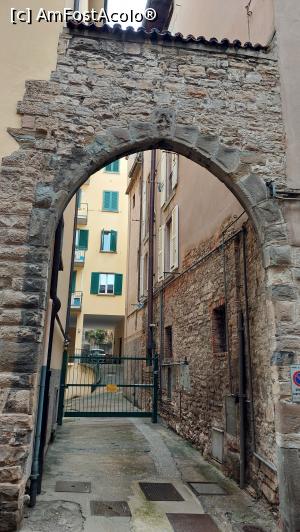 [P61] Pasaj pe Via San Tomaso » foto by Carmen Ion
 - 
<span class="allrVoted glyphicon glyphicon-heart hidden" id="av1374049"></span>
<a class="m-l-10 hidden" id="sv1374049" onclick="voting_Foto_DelVot(,1374049,10639)" role="button">șterge vot <span class="glyphicon glyphicon-remove"></span></a>
<a id="v91374049" class=" c-red"  onclick="voting_Foto_SetVot(1374049)" role="button"><span class="glyphicon glyphicon-heart-empty"></span> <b>LIKE</b> = Votează poza</a> <img class="hidden"  id="f1374049W9" src="/imagini/loader.gif" border="0" /><span class="AjErrMes hidden" id="e1374049ErM"></span>