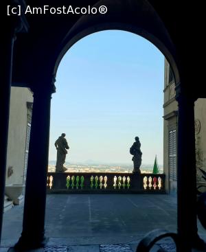 [P20] <strong>Palatul Terzi</strong> este considerat unul dintre cele mai importante palate in stil baroc din Bergamo, pe care nu l-am putut vizita in interior. Imbucurator este faptul ca usa de la intrare a palatului era deschisa, permitandu-ne sa ne bucuram de minunata gradina terasata organizata pe nivele, in care am remarcat doua statui impunatoare si o balustrada eleganta. » foto by geani anto
 - 
<span class="allrVoted glyphicon glyphicon-heart hidden" id="av1268948"></span>
<a class="m-l-10 hidden" id="sv1268948" onclick="voting_Foto_DelVot(,1268948,10639)" role="button">șterge vot <span class="glyphicon glyphicon-remove"></span></a>
<a id="v91268948" class=" c-red"  onclick="voting_Foto_SetVot(1268948)" role="button"><span class="glyphicon glyphicon-heart-empty"></span> <b>LIKE</b> = Votează poza</a> <img class="hidden"  id="f1268948W9" src="/imagini/loader.gif" border="0" /><span class="AjErrMes hidden" id="e1268948ErM"></span>