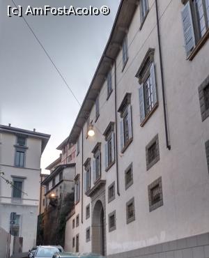 [P21] Pe una dintre stradutele inguste si abrupte, Via Porta, se afla <strong>Palatul Moroni</strong>, cu un exterior simplu si un interior cu decoratiuni baroc, care gazduieste Muzeul de arta, administrat in prezent de Fondazione di Palazzo Moroni, dupa o donatie a fostului conte Antonio Moroni. » foto by geani anto
 - 
<span class="allrVoted glyphicon glyphicon-heart hidden" id="av1268949"></span>
<a class="m-l-10 hidden" id="sv1268949" onclick="voting_Foto_DelVot(,1268949,10639)" role="button">șterge vot <span class="glyphicon glyphicon-remove"></span></a>
<a id="v91268949" class=" c-red"  onclick="voting_Foto_SetVot(1268949)" role="button"><span class="glyphicon glyphicon-heart-empty"></span> <b>LIKE</b> = Votează poza</a> <img class="hidden"  id="f1268949W9" src="/imagini/loader.gif" border="0" /><span class="AjErrMes hidden" id="e1268949ErM"></span>
