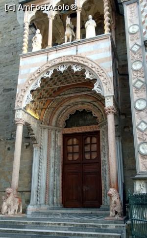 [P29] Exteriorul cladirii este incarcat cu statui, bazoreliefuri si turnulete. Ciudat este faptul ca nu exista o intrare principala in biserica, ci doar doua intrari mici pe partile laterale, pazite de lei de marmura. » foto by geani anto
 - 
<span class="allrVoted glyphicon glyphicon-heart hidden" id="av1268957"></span>
<a class="m-l-10 hidden" id="sv1268957" onclick="voting_Foto_DelVot(,1268957,10639)" role="button">șterge vot <span class="glyphicon glyphicon-remove"></span></a>
<a id="v91268957" class=" c-red"  onclick="voting_Foto_SetVot(1268957)" role="button"><span class="glyphicon glyphicon-heart-empty"></span> <b>LIKE</b> = Votează poza</a> <img class="hidden"  id="f1268957W9" src="/imagini/loader.gif" border="0" /><span class="AjErrMes hidden" id="e1268957ErM"></span>