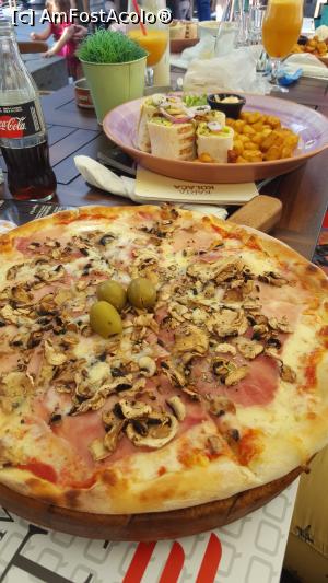 [P06] Pizza mica, suficienta pentru 2 persoane. <p> In spate ceva sandwich -wrap.  » foto by r-Uca
 - 
<span class="allrVoted glyphicon glyphicon-heart hidden" id="av991434"></span>
<a class="m-l-10 hidden" id="sv991434" onclick="voting_Foto_DelVot(,991434,10654)" role="button">șterge vot <span class="glyphicon glyphicon-remove"></span></a>
<a id="v9991434" class=" c-red"  onclick="voting_Foto_SetVot(991434)" role="button"><span class="glyphicon glyphicon-heart-empty"></span> <b>LIKE</b> = Votează poza</a> <img class="hidden"  id="f991434W9" src="/imagini/loader.gif" border="0" /><span class="AjErrMes hidden" id="e991434ErM"></span>