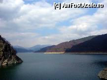 [P07] “De ce iubim România”?...Lacul Vidraru, vedere de pe Barajul Vidraru » foto by magdalena
 - 
<span class="allrVoted glyphicon glyphicon-heart hidden" id="av278678"></span>
<a class="m-l-10 hidden" id="sv278678" onclick="voting_Foto_DelVot(,278678,10662)" role="button">șterge vot <span class="glyphicon glyphicon-remove"></span></a>
<a id="v9278678" class=" c-red"  onclick="voting_Foto_SetVot(278678)" role="button"><span class="glyphicon glyphicon-heart-empty"></span> <b>LIKE</b> = Votează poza</a> <img class="hidden"  id="f278678W9" src="/imagini/loader.gif" border="0" /><span class="AjErrMes hidden" id="e278678ErM"></span>