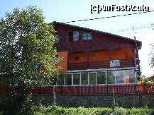 [P18] Pensiunea Casa Alexia, fotografie făcută din cealaltă curte a proprietarului. » foto by bose
 - 
<span class="allrVoted glyphicon glyphicon-heart hidden" id="av279759"></span>
<a class="m-l-10 hidden" id="sv279759" onclick="voting_Foto_DelVot(,279759,10678)" role="button">șterge vot <span class="glyphicon glyphicon-remove"></span></a>
<a id="v9279759" class=" c-red"  onclick="voting_Foto_SetVot(279759)" role="button"><span class="glyphicon glyphicon-heart-empty"></span> <b>LIKE</b> = Votează poza</a> <img class="hidden"  id="f279759W9" src="/imagini/loader.gif" border="0" /><span class="AjErrMes hidden" id="e279759ErM"></span>