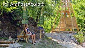 [P18] Fotografie din 2015, după reamenajarea Băilor Apor. Două izvoare (marcate cu stâlpi și panouri) înspre vale, în zona ceasului solar. Ciudata construcție din spate nu știu ce reprezintă.  » foto by Lucien
 - 
<span class="allrVoted glyphicon glyphicon-heart hidden" id="av799768"></span>
<a class="m-l-10 hidden" id="sv799768" onclick="voting_Foto_DelVot(,799768,10680)" role="button">șterge vot <span class="glyphicon glyphicon-remove"></span></a>
<a id="v9799768" class=" c-red"  onclick="voting_Foto_SetVot(799768)" role="button"><span class="glyphicon glyphicon-heart-empty"></span> <b>LIKE</b> = Votează poza</a> <img class="hidden"  id="f799768W9" src="/imagini/loader.gif" border="0" /><span class="AjErrMes hidden" id="e799768ErM"></span>