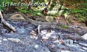 [P20] ”Izvoarele de ochi” prezentând depuneri albicioase de sulfați și alaun, prezentând și emanații puternice de gaze mofetice, după ce Băile Apor au fost reamenajate în vara anului 2015.  » foto by Lucien
 - 
<span class="allrVoted glyphicon glyphicon-heart hidden" id="av799770"></span>
<a class="m-l-10 hidden" id="sv799770" onclick="voting_Foto_DelVot(,799770,10680)" role="button">șterge vot <span class="glyphicon glyphicon-remove"></span></a>
<a id="v9799770" class=" c-red"  onclick="voting_Foto_SetVot(799770)" role="button"><span class="glyphicon glyphicon-heart-empty"></span> <b>LIKE</b> = Votează poza</a> <img class="hidden"  id="f799770W9" src="/imagini/loader.gif" border="0" /><span class="AjErrMes hidden" id="e799770ErM"></span>