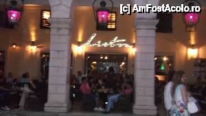 [P12] Spiritul Greciei îl găsești în multe locuri, inclusiv pe Liston » foto by johnnyredlabel †
 - 
<span class="allrVoted glyphicon glyphicon-heart hidden" id="av428159"></span>
<a class="m-l-10 hidden" id="sv428159" onclick="voting_Foto_DelVot(,428159,10697)" role="button">șterge vot <span class="glyphicon glyphicon-remove"></span></a>
<a id="v9428159" class=" c-red"  onclick="voting_Foto_SetVot(428159)" role="button"><span class="glyphicon glyphicon-heart-empty"></span> <b>LIKE</b> = Votează poza</a> <img class="hidden"  id="f428159W9" src="/imagini/loader.gif" border="0" /><span class="AjErrMes hidden" id="e428159ErM"></span>