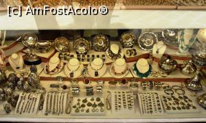 [P14] Bijuterii și obiecte de artă într-o vitrină » foto by Lucien
 - 
<span class="allrVoted glyphicon glyphicon-heart hidden" id="av786968"></span>
<a class="m-l-10 hidden" id="sv786968" onclick="voting_Foto_DelVot(,786968,10697)" role="button">șterge vot <span class="glyphicon glyphicon-remove"></span></a>
<a id="v9786968" class=" c-red"  onclick="voting_Foto_SetVot(786968)" role="button"><span class="glyphicon glyphicon-heart-empty"></span> <b>LIKE</b> = Votează poza</a> <img class="hidden"  id="f786968W9" src="/imagini/loader.gif" border="0" /><span class="AjErrMes hidden" id="e786968ErM"></span>