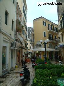 [P38] prin centrul Kerkyrei pe ploaie... » foto by sandu.53
 - 
<span class="allrVoted glyphicon glyphicon-heart hidden" id="av266652"></span>
<a class="m-l-10 hidden" id="sv266652" onclick="voting_Foto_DelVot(,266652,10697)" role="button">șterge vot <span class="glyphicon glyphicon-remove"></span></a>
<a id="v9266652" class=" c-red"  onclick="voting_Foto_SetVot(266652)" role="button"><span class="glyphicon glyphicon-heart-empty"></span> <b>LIKE</b> = Votează poza</a> <img class="hidden"  id="f266652W9" src="/imagini/loader.gif" border="0" /><span class="AjErrMes hidden" id="e266652ErM"></span>