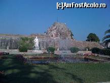 [P15] Vedere din parc. Nu-mi amintresc cine 'pazeste', din fotoliul sau de piatra, fantanile care racoresc atmosfera. » foto by bubumaia
 - 
<span class="allrVoted glyphicon glyphicon-heart hidden" id="av118960"></span>
<a class="m-l-10 hidden" id="sv118960" onclick="voting_Foto_DelVot(,118960,10697)" role="button">șterge vot <span class="glyphicon glyphicon-remove"></span></a>
<a id="v9118960" class=" c-red"  onclick="voting_Foto_SetVot(118960)" role="button"><span class="glyphicon glyphicon-heart-empty"></span> <b>LIKE</b> = Votează poza</a> <img class="hidden"  id="f118960W9" src="/imagini/loader.gif" border="0" /><span class="AjErrMes hidden" id="e118960ErM"></span>