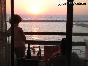 [P15] Apusul din Kusadasi vazut din balconul hotelului Sozer.  » foto by calatorul
 - 
<span class="allrVoted glyphicon glyphicon-heart hidden" id="av563564"></span>
<a class="m-l-10 hidden" id="sv563564" onclick="voting_Foto_DelVot(,563564,10714)" role="button">șterge vot <span class="glyphicon glyphicon-remove"></span></a>
<a id="v9563564" class=" c-red"  onclick="voting_Foto_SetVot(563564)" role="button"><span class="glyphicon glyphicon-heart-empty"></span> <b>LIKE</b> = Votează poza</a> <img class="hidden"  id="f563564W9" src="/imagini/loader.gif" border="0" /><span class="AjErrMes hidden" id="e563564ErM"></span>