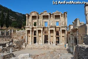 [P08] Bibiloteca lui Celsus - Efes » foto by Gabise
 - 
<span class="allrVoted glyphicon glyphicon-heart hidden" id="av550151"></span>
<a class="m-l-10 hidden" id="sv550151" onclick="voting_Foto_DelVot(,550151,10714)" role="button">șterge vot <span class="glyphicon glyphicon-remove"></span></a>
<a id="v9550151" class=" c-red"  onclick="voting_Foto_SetVot(550151)" role="button"><span class="glyphicon glyphicon-heart-empty"></span> <b>LIKE</b> = Votează poza</a> <img class="hidden"  id="f550151W9" src="/imagini/loader.gif" border="0" /><span class="AjErrMes hidden" id="e550151ErM"></span>
