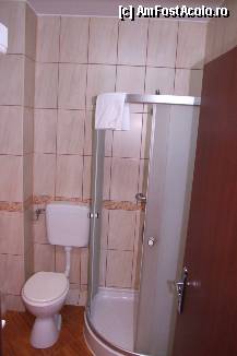 [P12] Pensiunea Ferdinand [Sf. Gheorghe, CV] - baia. Cabina de duş e perfect etanşă - niciun strop nu a 'evadat' când am folosit-o. » foto by Dragoș_MD
 - 
<span class="allrVoted glyphicon glyphicon-heart hidden" id="av282834"></span>
<a class="m-l-10 hidden" id="sv282834" onclick="voting_Foto_DelVot(,282834,10726)" role="button">șterge vot <span class="glyphicon glyphicon-remove"></span></a>
<a id="v9282834" class=" c-red"  onclick="voting_Foto_SetVot(282834)" role="button"><span class="glyphicon glyphicon-heart-empty"></span> <b>LIKE</b> = Votează poza</a> <img class="hidden"  id="f282834W9" src="/imagini/loader.gif" border="0" /><span class="AjErrMes hidden" id="e282834ErM"></span>