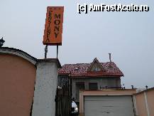 [P04] Pensiunea Mony din Brasov, unde am fost cazati o noapte, curtea interioara cu o parcare destul de spatioasa » foto by ileanaxperta*
 - 
<span class="allrVoted glyphicon glyphicon-heart hidden" id="av284371"></span>
<a class="m-l-10 hidden" id="sv284371" onclick="voting_Foto_DelVot(,284371,10749)" role="button">șterge vot <span class="glyphicon glyphicon-remove"></span></a>
<a id="v9284371" class=" c-red"  onclick="voting_Foto_SetVot(284371)" role="button"><span class="glyphicon glyphicon-heart-empty"></span> <b>LIKE</b> = Votează poza</a> <img class="hidden"  id="f284371W9" src="/imagini/loader.gif" border="0" /><span class="AjErrMes hidden" id="e284371ErM"></span>