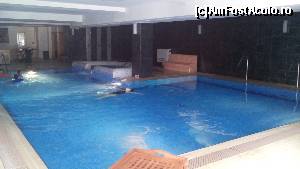 [P23] Piscina... In dreapta unul dintre jacuzzi, are un 'siamez' si in stanga. In spate, saunele si camerele pentru masaj » foto by papone
 - 
<span class="allrVoted glyphicon glyphicon-heart hidden" id="av689101"></span>
<a class="m-l-10 hidden" id="sv689101" onclick="voting_Foto_DelVot(,689101,10833)" role="button">șterge vot <span class="glyphicon glyphicon-remove"></span></a>
<a id="v9689101" class=" c-red"  onclick="voting_Foto_SetVot(689101)" role="button"><span class="glyphicon glyphicon-heart-empty"></span> <b>LIKE</b> = Votează poza</a> <img class="hidden"  id="f689101W9" src="/imagini/loader.gif" border="0" /><span class="AjErrMes hidden" id="e689101ErM"></span>