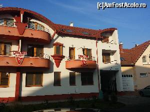 [P02] Cladirea de apartamente vis a vis de restaurant / pensiune.  » foto by gigioc
 - 
<span class="allrVoted glyphicon glyphicon-heart hidden" id="av500578"></span>
<a class="m-l-10 hidden" id="sv500578" onclick="voting_Foto_DelVot(,500578,10872)" role="button">șterge vot <span class="glyphicon glyphicon-remove"></span></a>
<a id="v9500578" class=" c-red"  onclick="voting_Foto_SetVot(500578)" role="button"><span class="glyphicon glyphicon-heart-empty"></span> <b>LIKE</b> = Votează poza</a> <img class="hidden"  id="f500578W9" src="/imagini/loader.gif" border="0" /><span class="AjErrMes hidden" id="e500578ErM"></span>